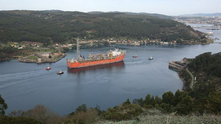 La plataforma que trae siete meses de obra para el naval ya está en Ferrol