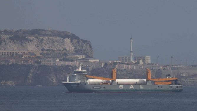 Los cuatro grandes depósitos destinados al almacenamiento de GNL llegan a la Bahía de Algeciras