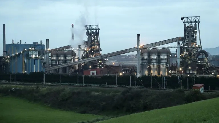 ArcelorMittal prevé reabrir el Horno Alto A de Gijón a finales de junio