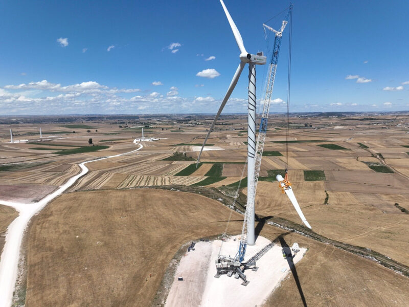 Iberdrola instala en Burgos el primer aerogenerador de uno de sus parques eólicos más potentes de Castilla y León