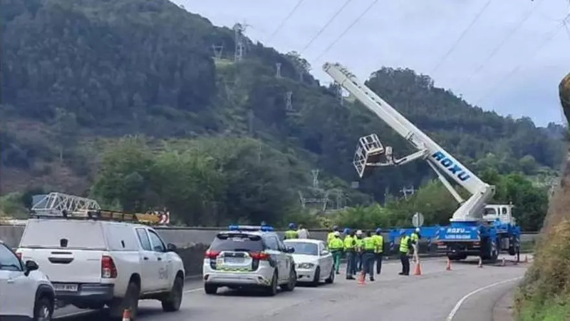 Detienen por homicidio imprudente al jefe de equipo de la obra en la que murió un operario de grúa tras el choque con un tren en Figaredo