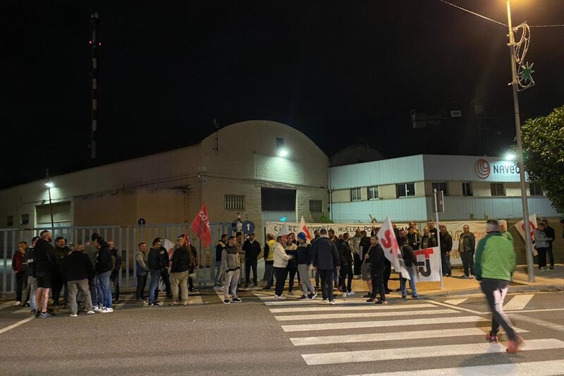 Los trabajadores de Navec exigen el pago de los salarios retrasados en una protesta en la Pobla.