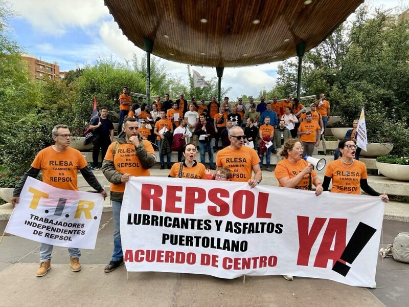 La plantilla de Repsol Lubricantes y Asfaltos Puertollano prosigue la huelga indefinida tras el «bloqueo» de la negociación