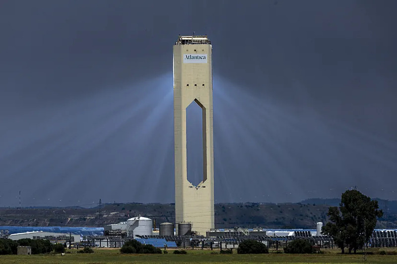 Un 'ojo de Sauron' pionero a unos kilómetros de Sevilla: termosolar, la solar olvidada que se reivindica contra los apagones