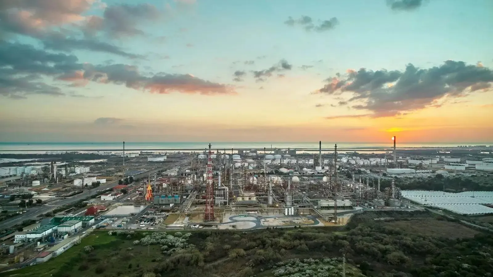 Asignan a la Unidad Aceleradora una inversión 100 millones para descarbonizar con biomasa la planta química de Moeve en Huelva